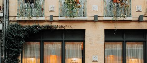 Vista frontal de la propiedad