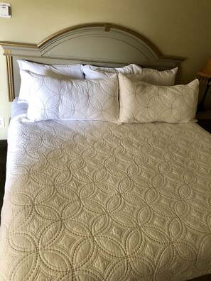 Suite – president, 1 kingsize-seng | Senger med overmadrass, skrivebord og blendingsgardiner