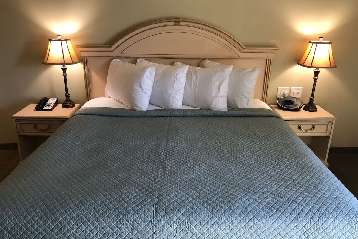 standard room, 1 king bed, non smoking | pillow-top beds, desk, blackout curtains, iron/ironing board