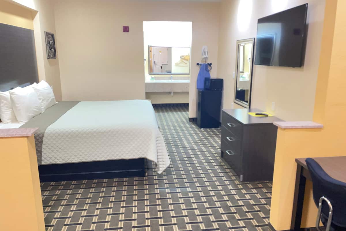 deluxe room, 1 king bed, non smoking | iron/ironing board, free wifi, bed sheets