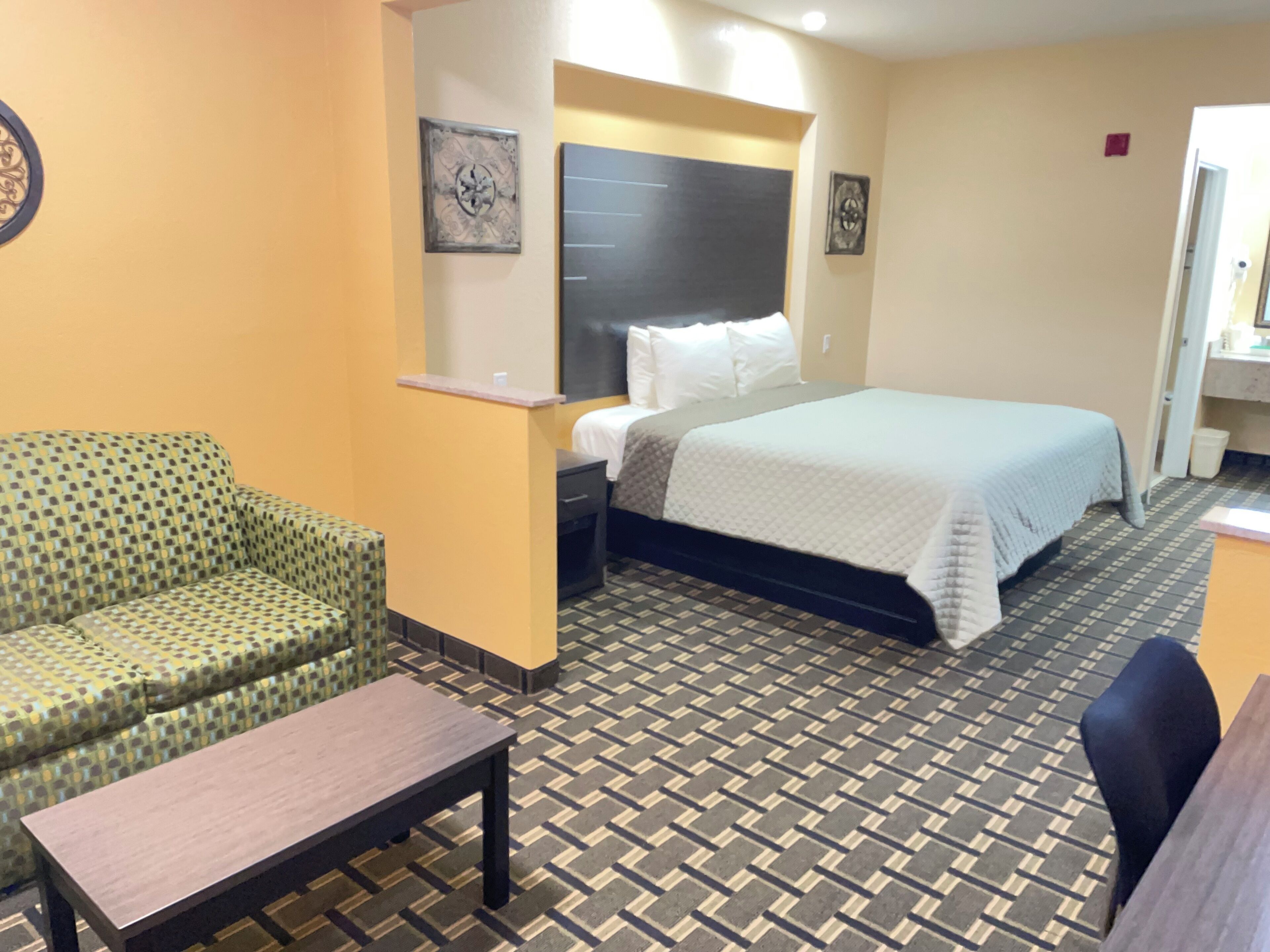 deluxe room, 1 king bed, non smoking | iron/ironing board, free wifi, bed sheets