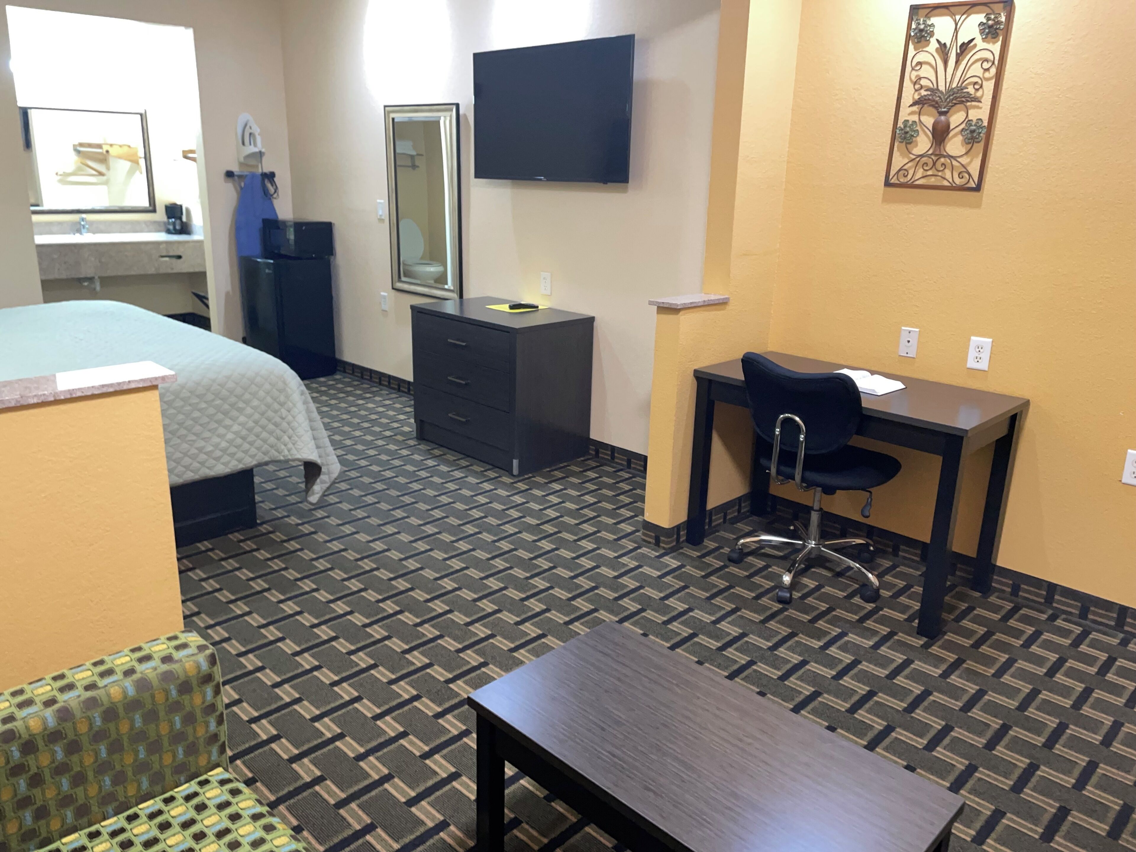 deluxe room, 1 king bed, non smoking | iron/ironing board, free wifi, bed sheets