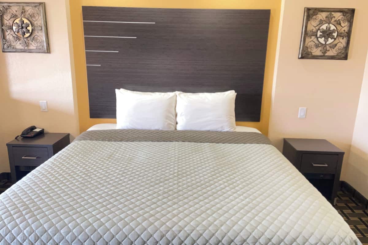 deluxe room, 1 king bed, non smoking | iron/ironing board, free wifi, bed sheets