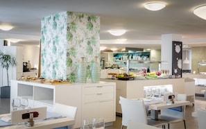 Daily continental breakfast (EUR 15 per person)