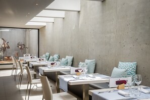 Petit déjeuner, déjeuner et dîner servis sur place