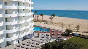 A modern hotel with a rooftop pool, beach view, and multiple balconies. - ALEGRIA Mar Mediterrania - Adults Only (Santa Susanna)