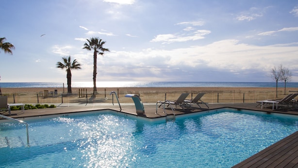 A pool with lounge chairs and a view of the beach. - ALEGRIA Mar Mediterrania - Adults Only (Santa Susanna)