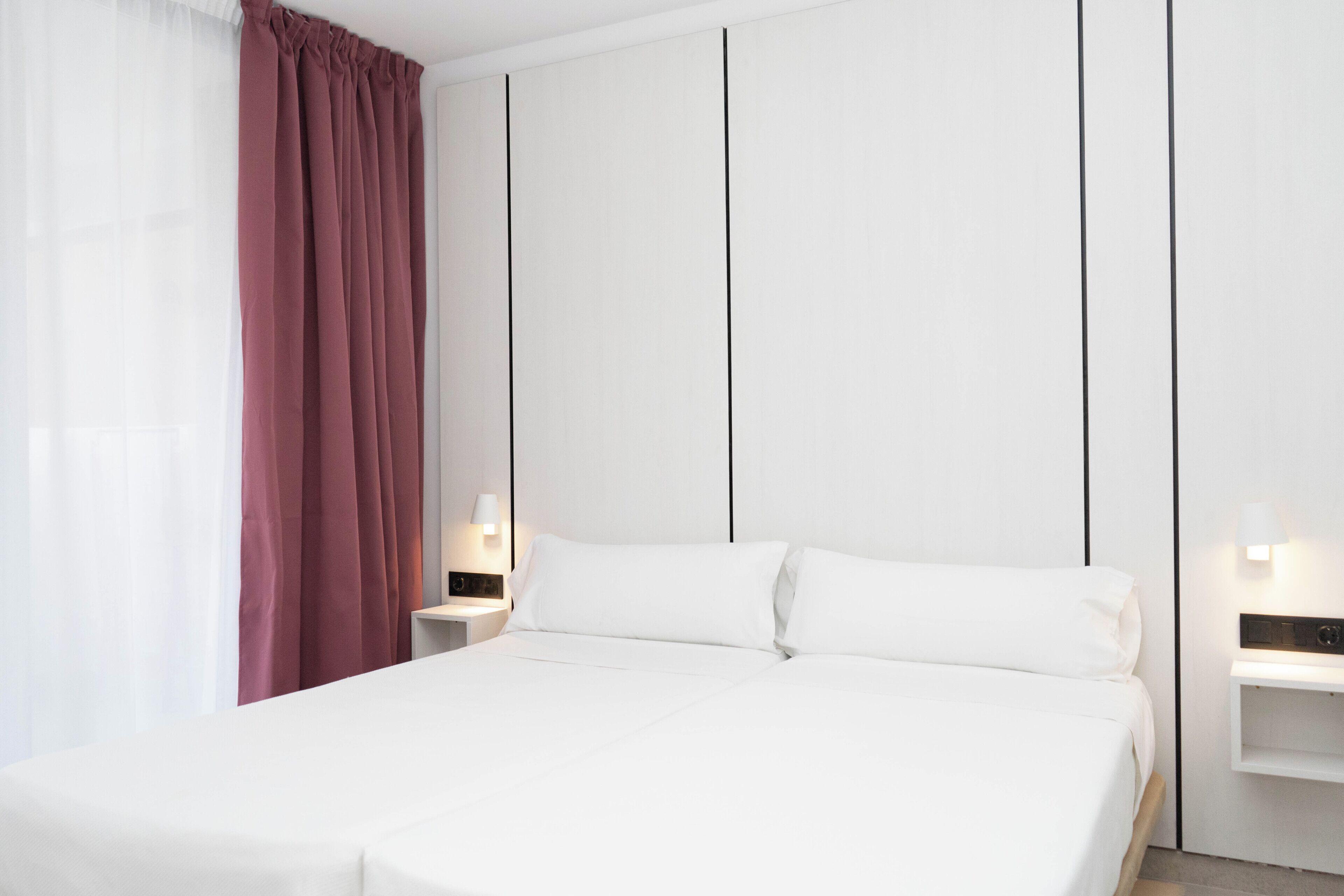 Apartament Deluxe, 1 dormitori, terrassa, vistes a la ciutat | Caixa forta a l'habitació, escriptori i roba de llit 