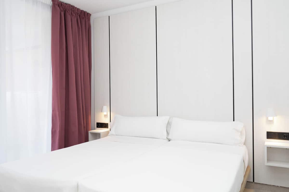 Departamento Deluxe, 1 habitación, Terraza, vista a la ciudad | Caja de seguridad en la habitación, escritorio y ropa de cama