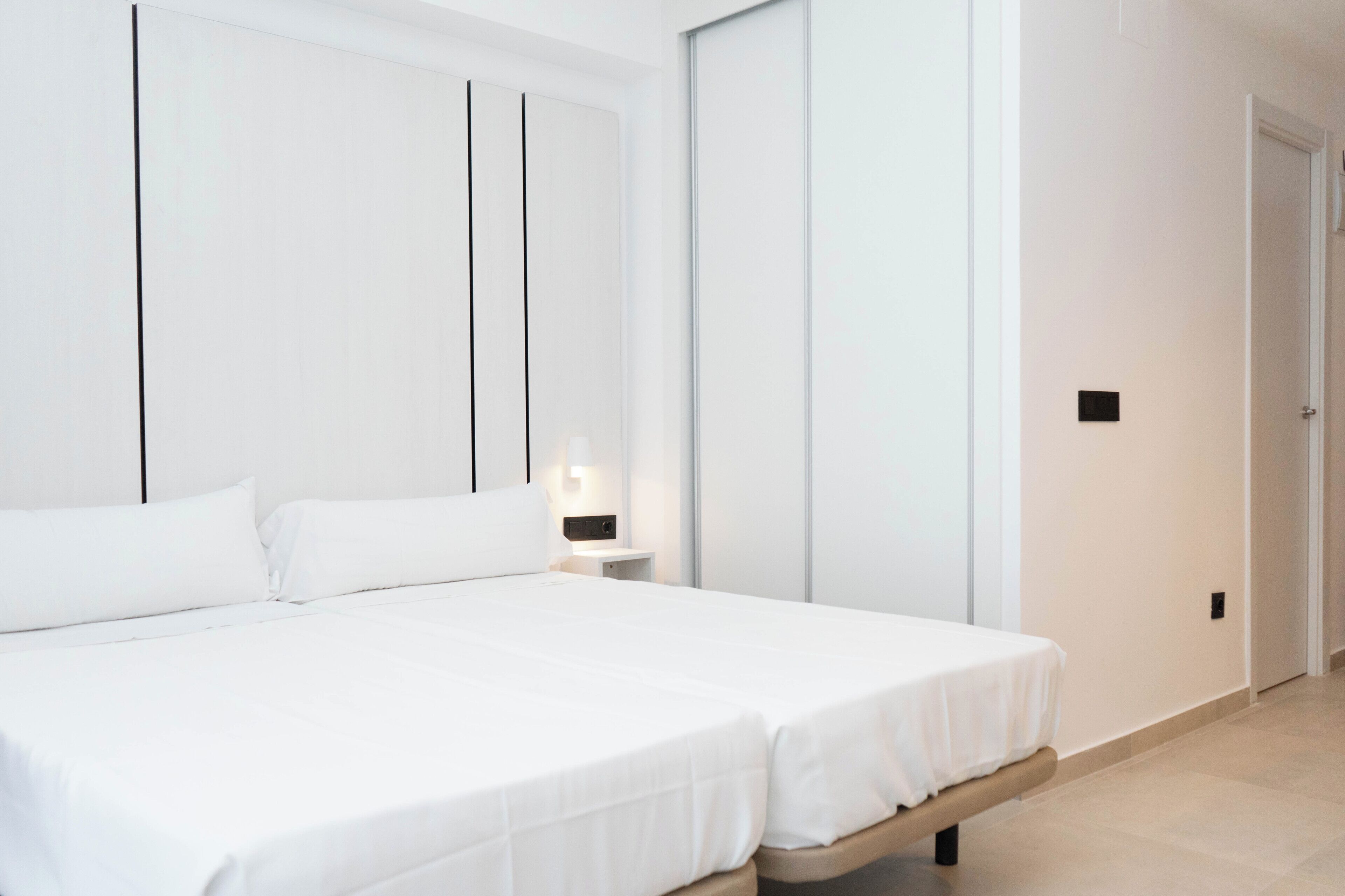 Estudio Deluxe, terraza, vistas a la ciudad | Caja fuerte, escritorio, ropa de cama
