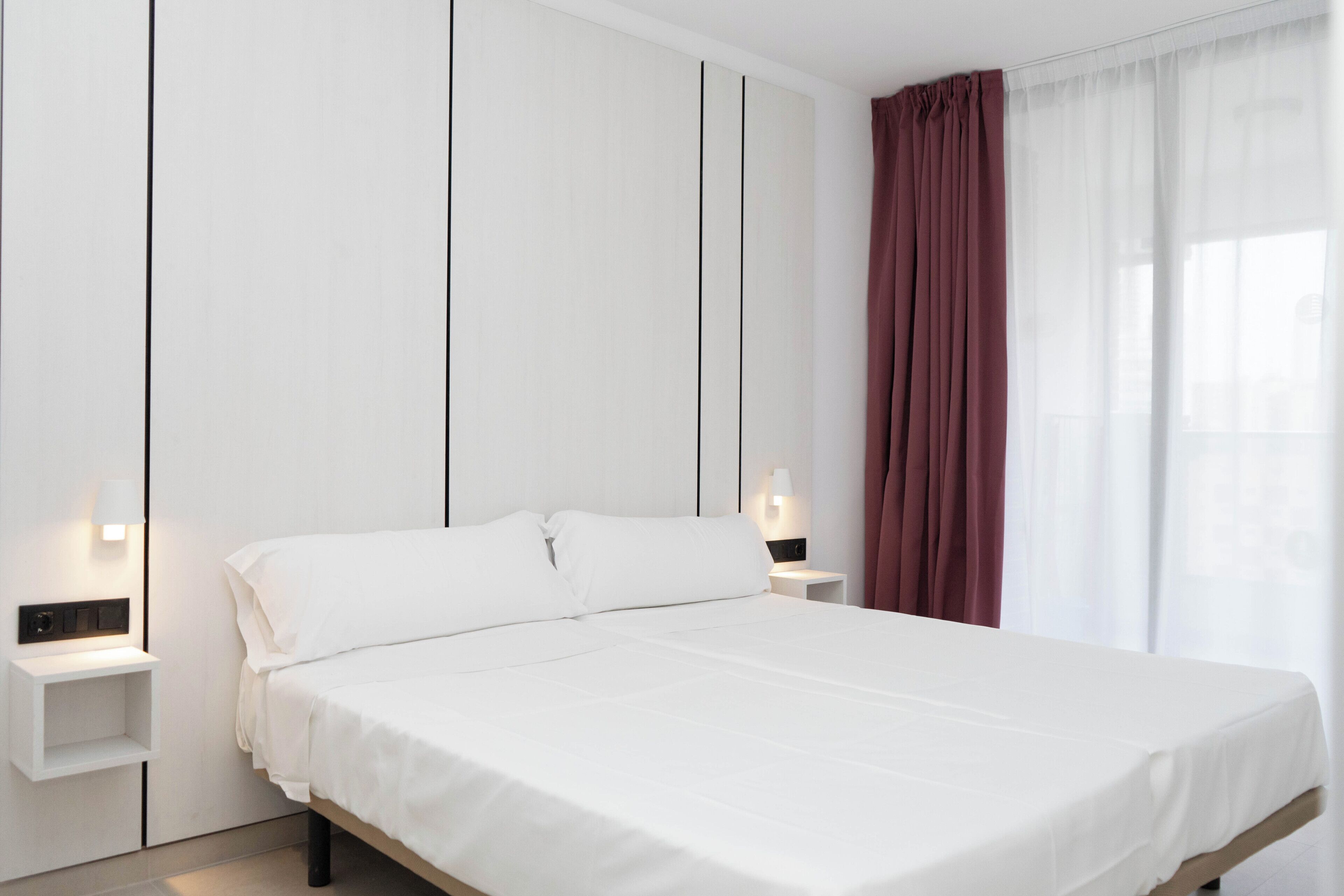 Apartament Deluxe, 2 dormitoris, terrassa, vistes a la ciutat | Caixa forta a l'habitació, escriptori i roba de llit 