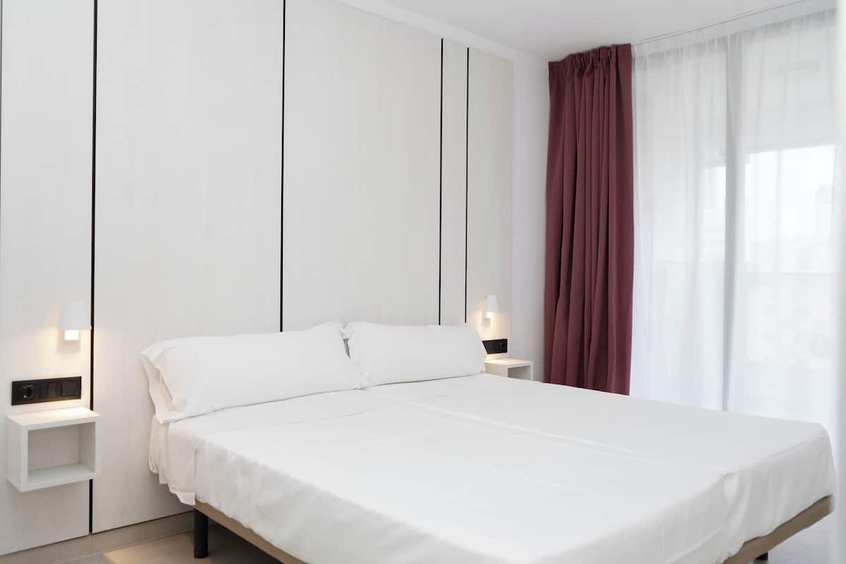 Departamento Deluxe, 2 habitaciones, Terraza, vista a la ciudad | Caja de seguridad en la habitación, escritorio y ropa de cama