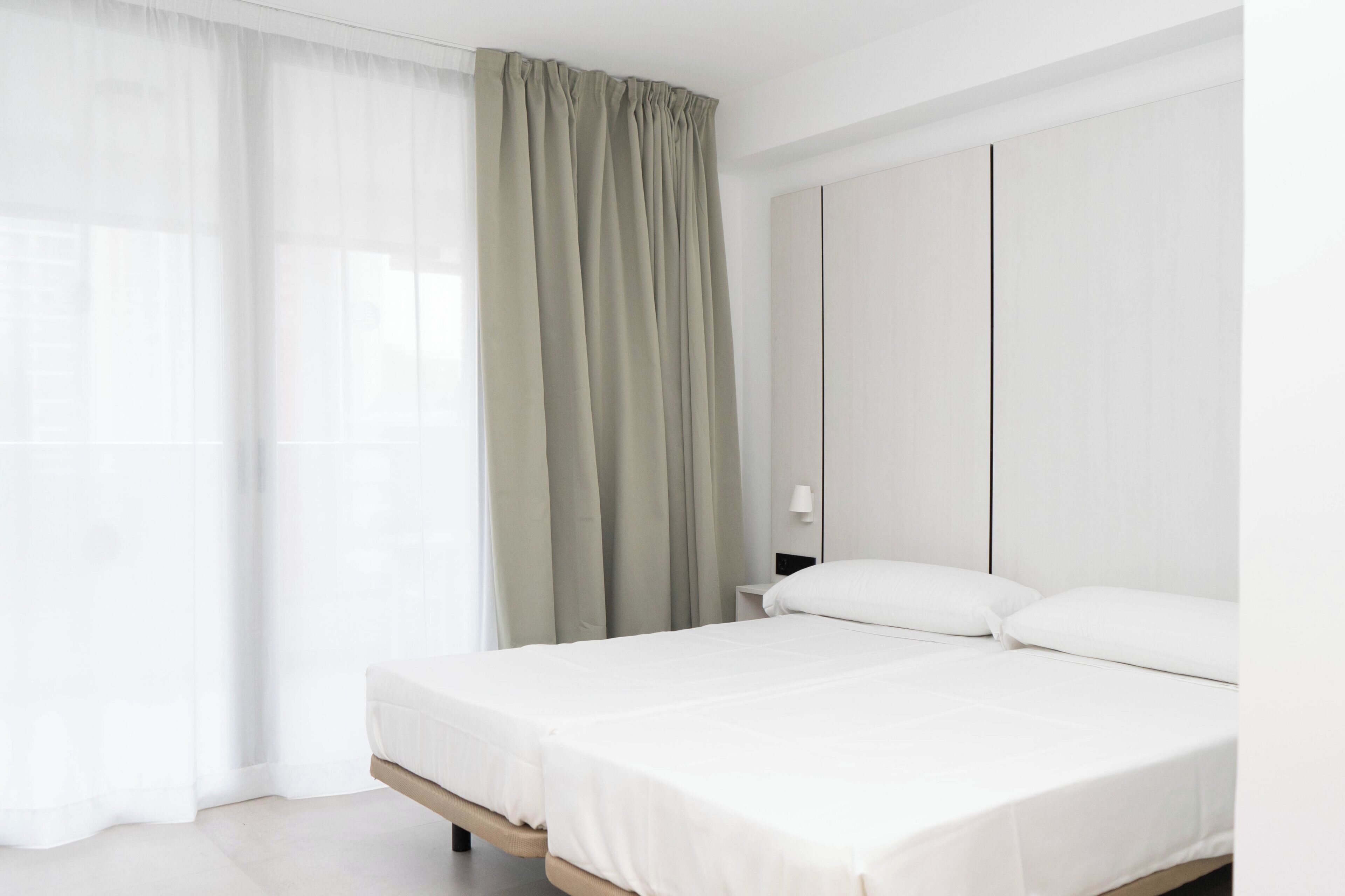 Estudi Deluxe, 2 llits individuals, terrassa, vistes a la ciutat | Caixa forta a l'habitació, escriptori i roba de llit 