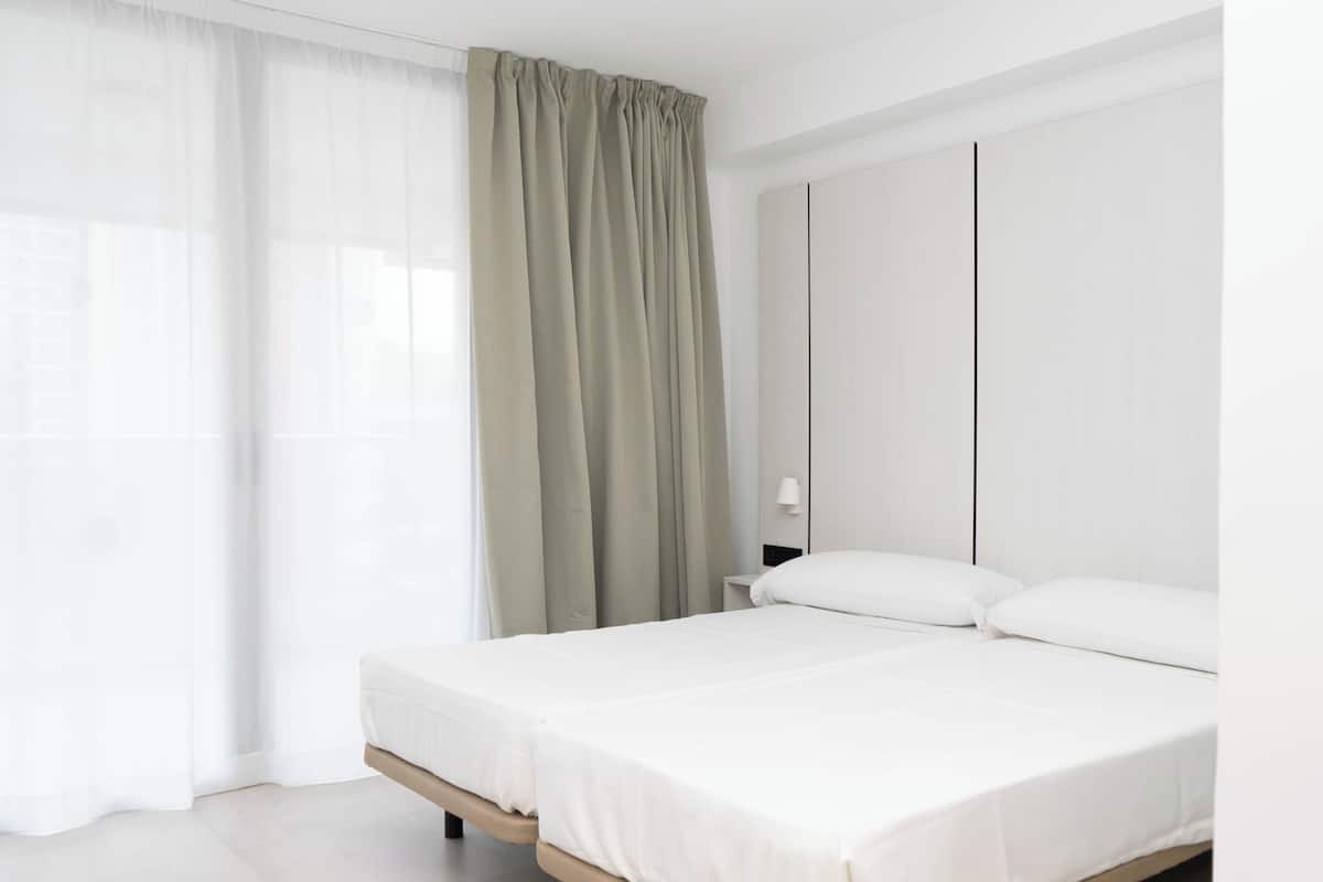 Estudio Deluxe, 2 camas individuales, Terraza, vista a la ciudad | Caja de seguridad en la habitación, escritorio y ropa de cama