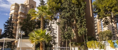 2 piscine all'aperto, ombrelloni da piscina, lettini