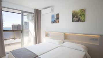 Apartamento, 2 quartos, terraço, vista para a cidade | Cofres nos quartos, escrivaninha, roupa de cama