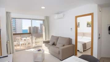 Apartamento, 1 habitación, terraza | Caja fuerte y ropa de cama