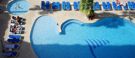2 piscines extérieures, parasols de plage, chaises longues