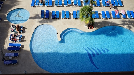 2 outdoor pools, pool umbrellas, pool loungers. Aparthotel BCL Levante Club
