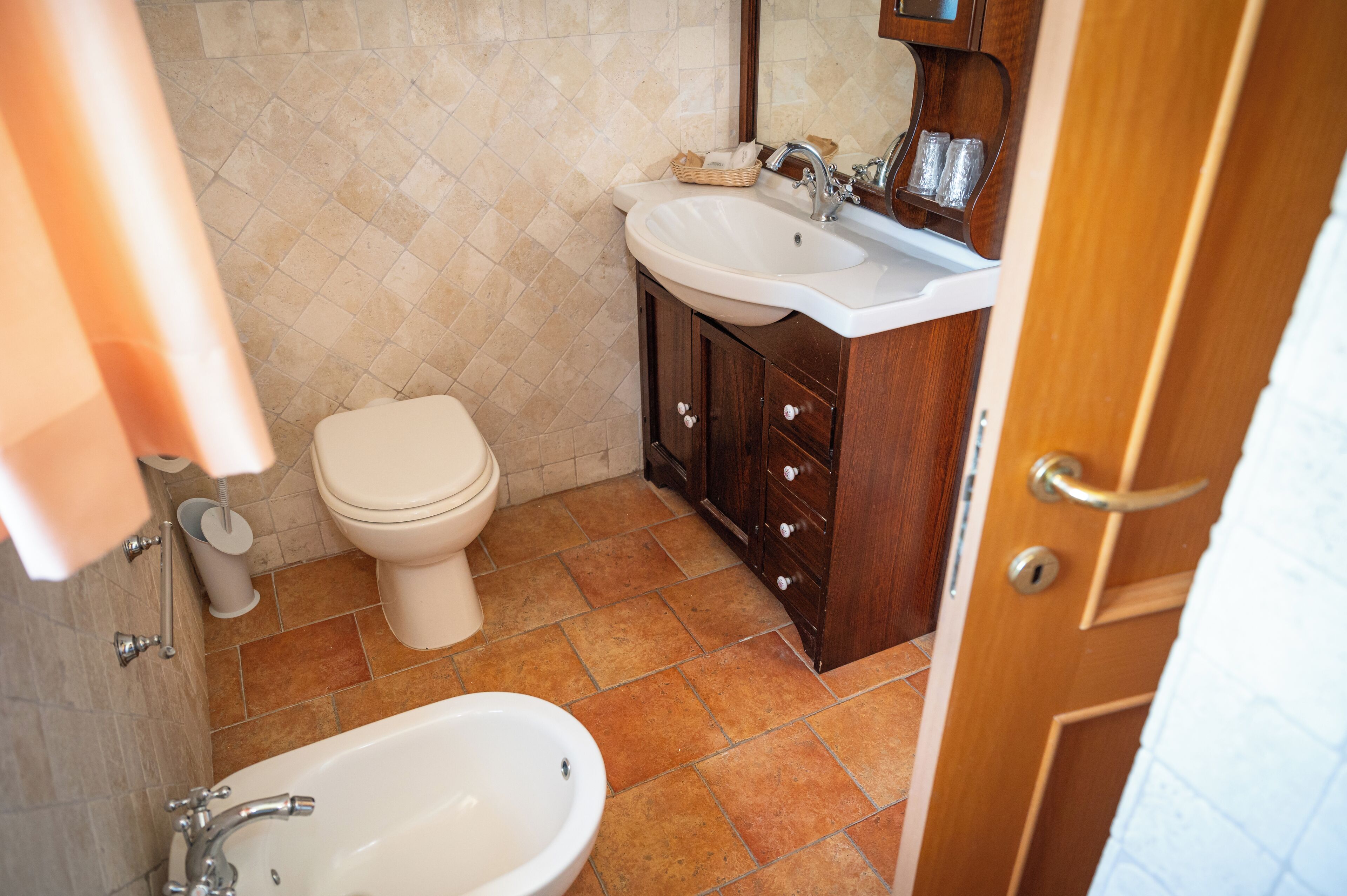Ein Badezimmer mit Toilette, Waschbecken und Badewanne.
