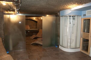 Un sauna, una bañera de hidromasaje, baño turco, baño turco/hammam