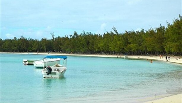 A beach with boats and a clear view of the shoreline. - Residence Villas Mont Choisy (Mont Choisy)