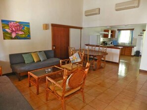 Appartement, 2 slaapkamers | Woonkamer | Televisie