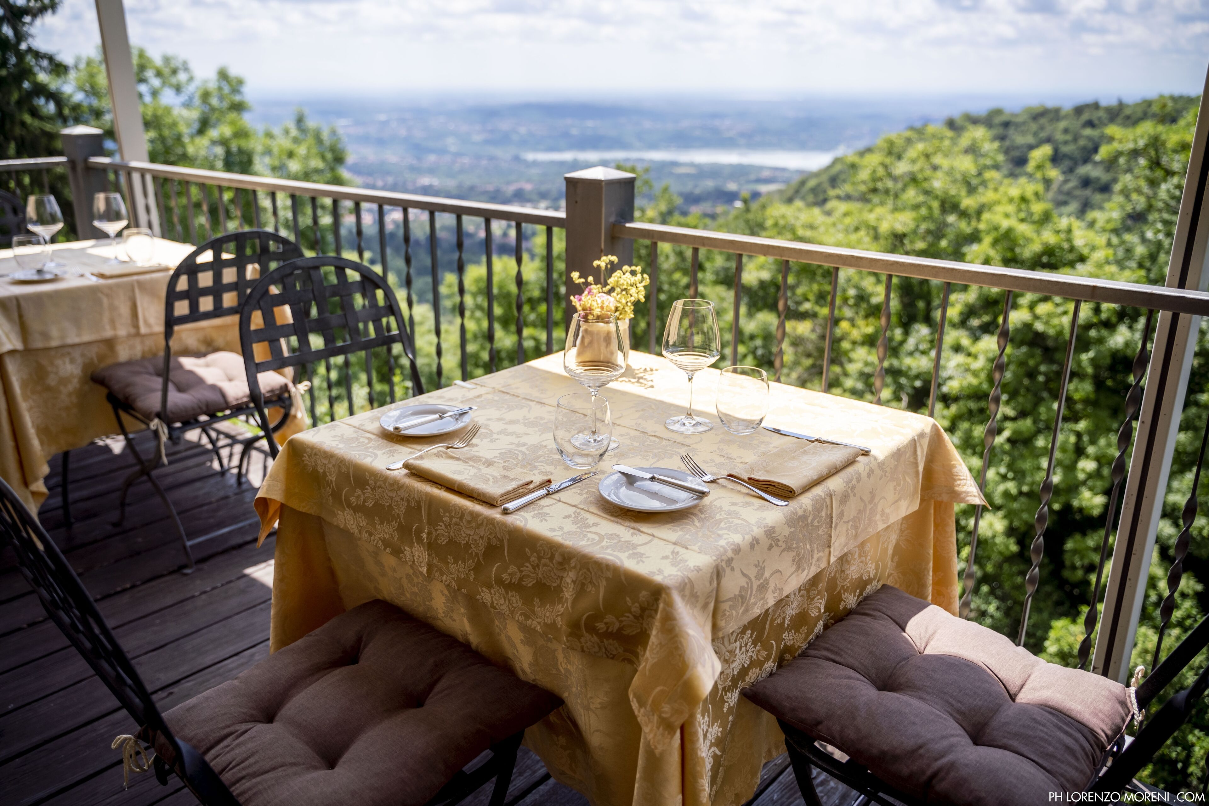 2 nhà hàng, phục vụ bữa sáng, bữa trưa, bữa tối, món Ý 