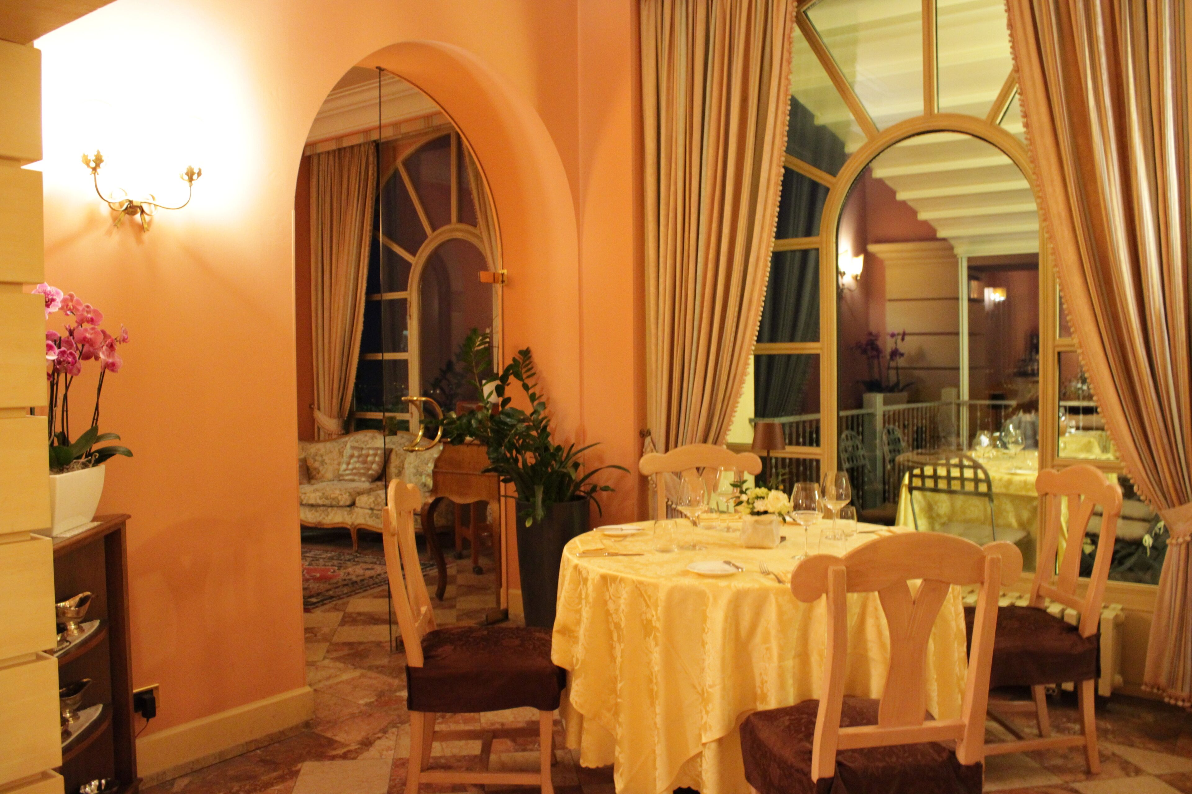 2 restaurants, breakfast, lunch, dinner served; italian cuisine