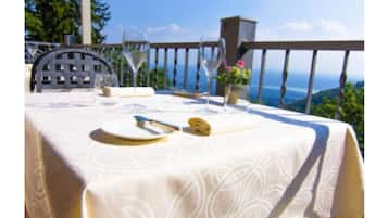 2 restaurantes, se sirven desayunos, comidas, cenas y cocina italiana