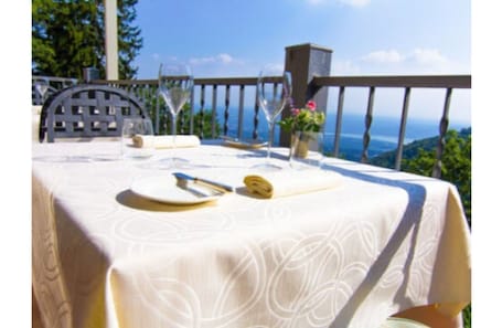 2 restaurantes; se sirve desayuno, almuerzo y cena; cocina italiana