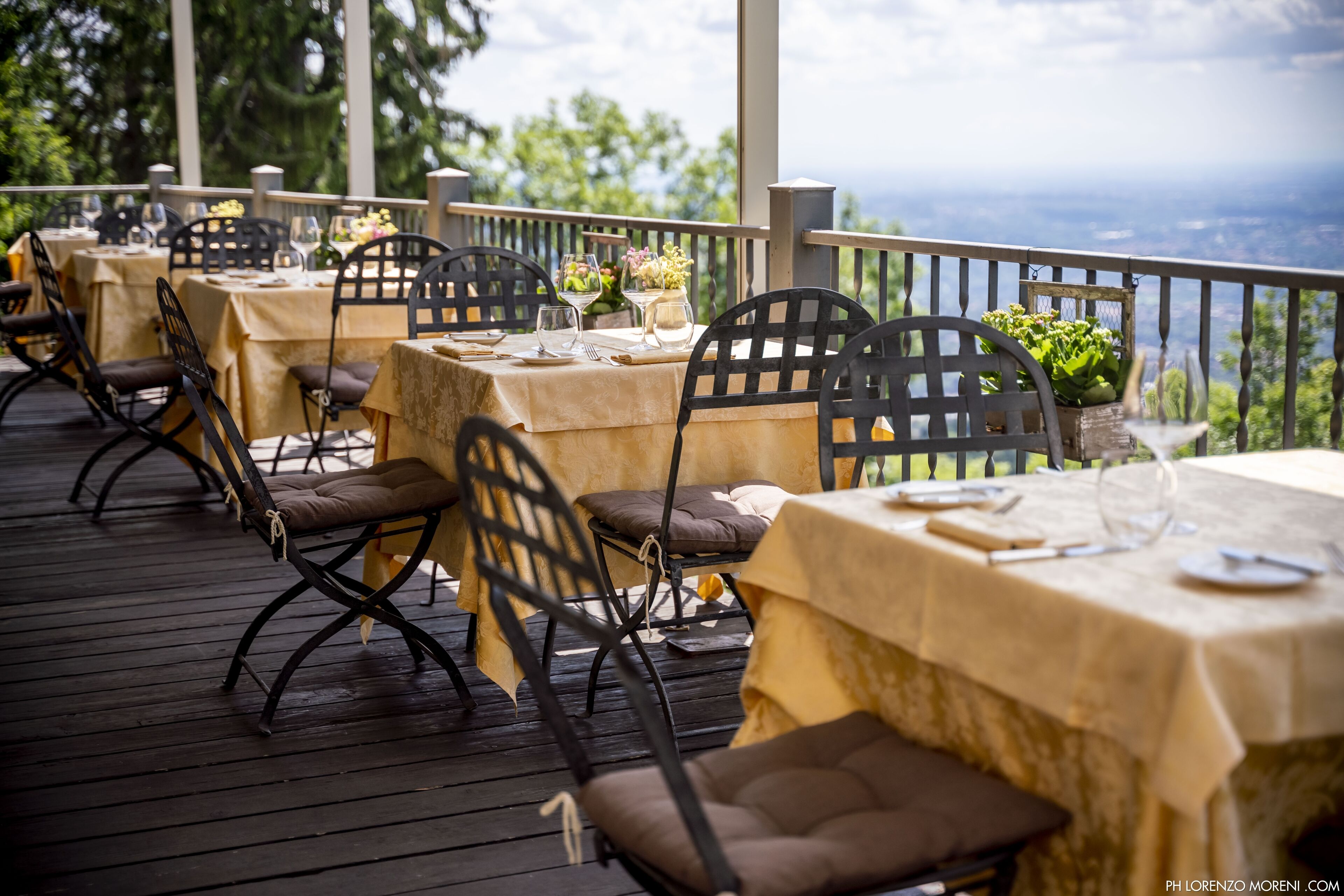 2 restaurants, breakfast, lunch, dinner served; italian cuisine