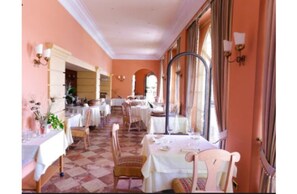 2 restaurantes; se sirve desayuno, almuerzo y cena; cocina italiana