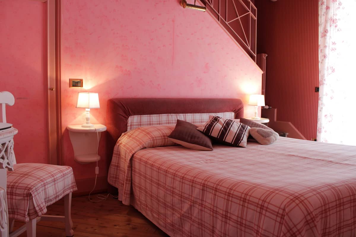 1 bedroom, premium bedding, memory-foam beds, free minibar items