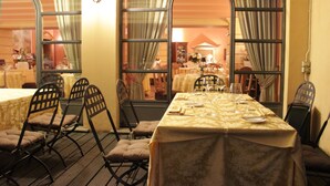 2 restaurantes; se sirve desayuno, almuerzo y cena