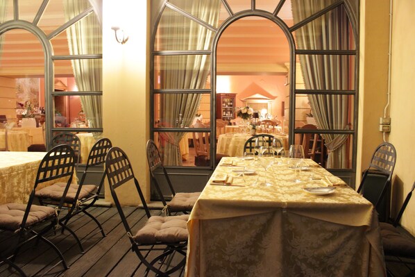 2 restaurants, breakfast, lunch, dinner served; Italian cuisine