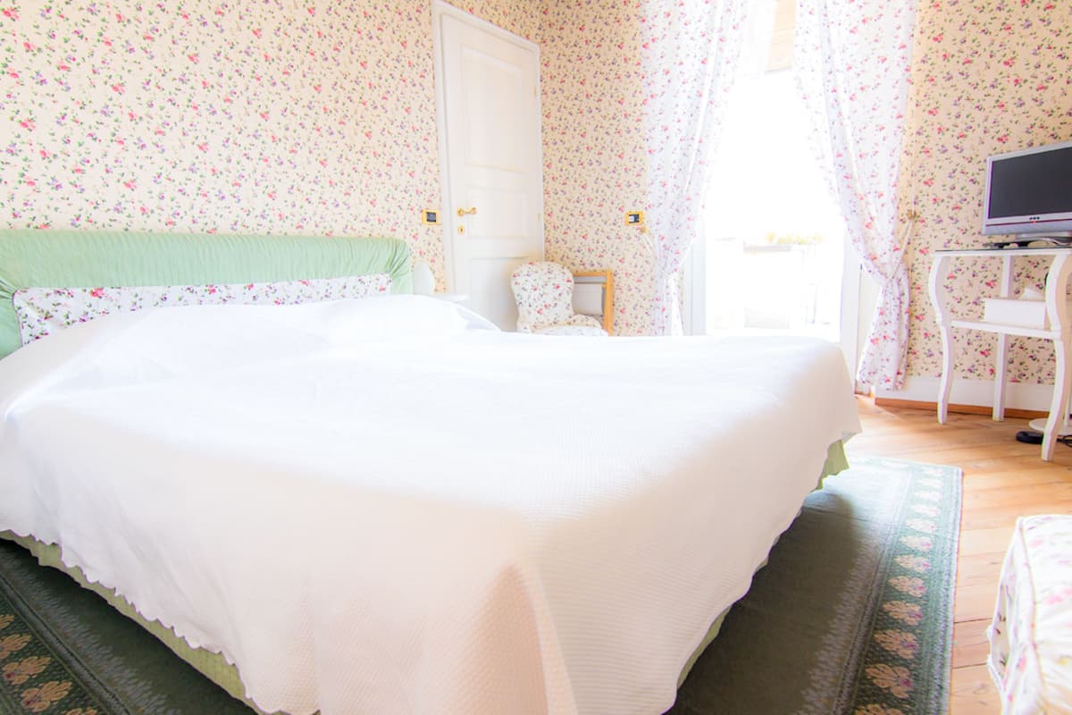 1 bedroom, premium bedding, memory-foam beds, free minibar items