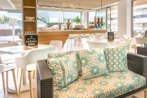 Café da manhã feito na hora todos os dias mediante uma taxa