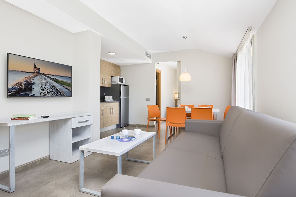 Een kluis op de kamer, een bureau, verduisterende gordijnen, gratis wifi