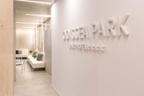 Coin salon dans le hall