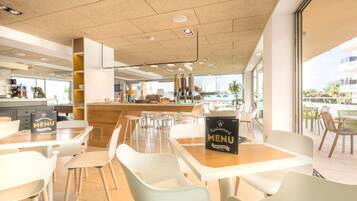 Bar en bord de piscine