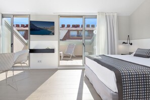 Deluxe tweepersoonskamer, 1 kingsize bed | Een kluis op de kamer, een bureau, verduisterende gordijnen, gratis wifi