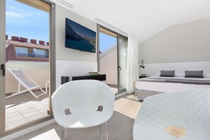 Deluxe tweepersoonskamer, 1 kingsize bed | Een kluis op de kamer, een bureau, verduisterende gordijnen, gratis wifi