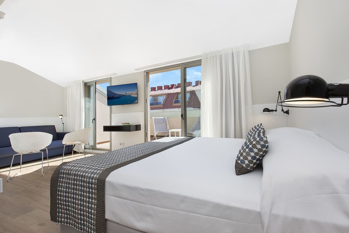 deluxe double room, 1 king bed | in-room safe, desk, blackout curtains, free wifi