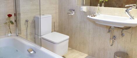 Un baño moderno con bañera, inodoro y lavamanos.