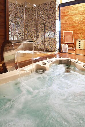 Sauna, bañera de hidromasaje, tratamientos corporales 