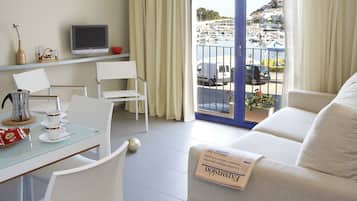 Tweepersoonskamer, uitzicht op zee | Een minibar, een kluis op de kamer, verduisterende gordijnen