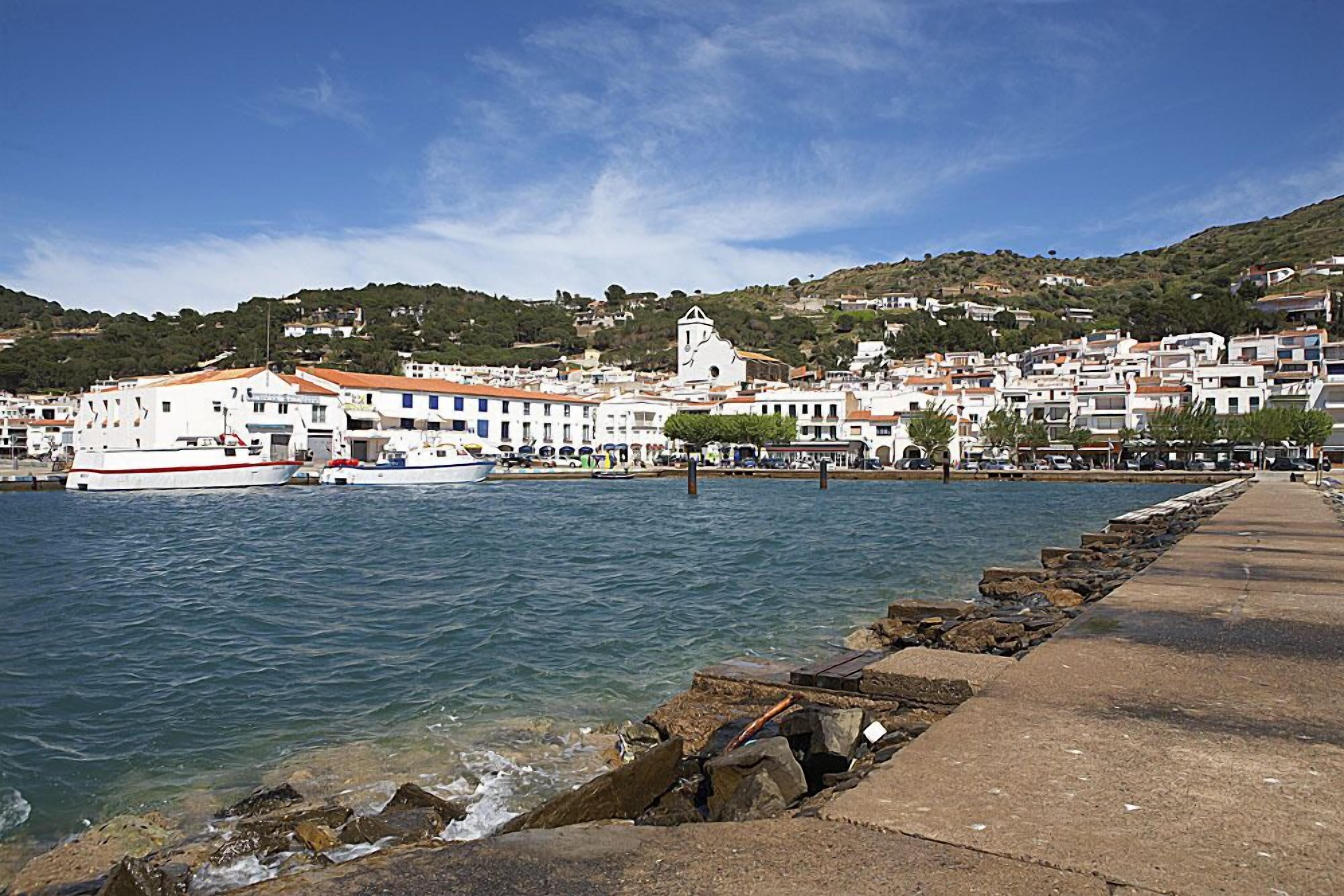 Beach nearby, beach towels, beach bar