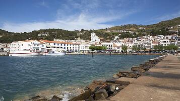 Beach nearby, beach towels, beach bar