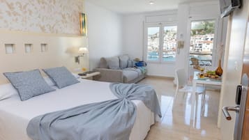 Familie-studiosuite | Minibar, safe på rommet, blendingsgardiner og strykejern/-brett